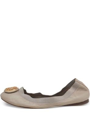 Tory Burch logo-plaque ballet flats - Grey