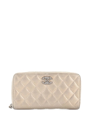 CHANEL Pre-Owned Paris-Salzburg Zip Around Wallet Quilted Iridescent Calfskin Long small wallets - Gold