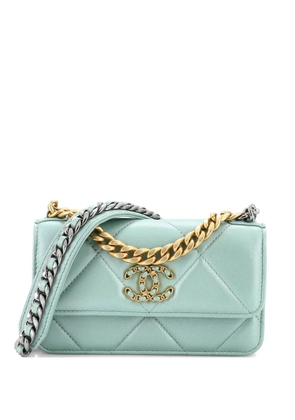 CHANEL Pre-Owned 19 Flap Phone Holder with Chain Quilted Lambskin crossbody bag - Green
