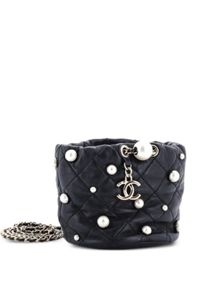 CHANEL Pre-Owned Drawstring Round Pearl Embellished Quilted Lambskin Mini bucket bag - Black