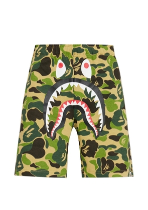 A BATHING APE® Shark camouflage-print shorts - Green