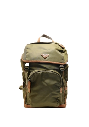 Prada Pre-Owned 2020-2023 Re-Nylon logo plate backpack - Green