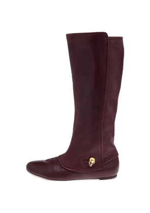 Alexander McQueen Pre-Owned skull-charm boots - Red
