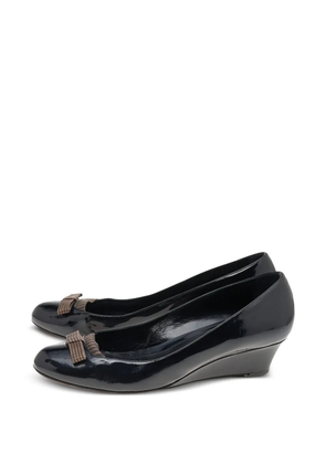 Fendi Pre-Owned bow wedge pumps - Black