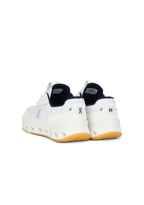 On The Roger Wildcard in White,Navy. Size 7. Also in 7.5, 8, 9, 9.5, 10, 10.5, 11, 11.5.