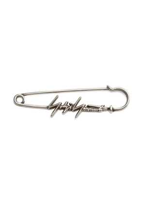 Yohji Yamamoto logo-plaque brooch - Silver