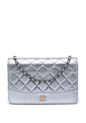 CHANEL Pre-Owned 2017-2018 Quilted Aged Calfskin Gabrielle Wallet On Chain crossbody bag - Silver