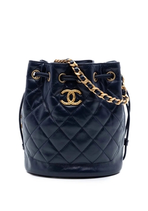 CHANEL Pre-Owned 2021-2026 CC Quilted Lambskin Drawstring bucket bag - Blue