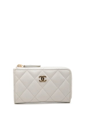 CHANEL Pre-Owned 2021-2026 CC Quilted Caviar Zip Around card holder - White