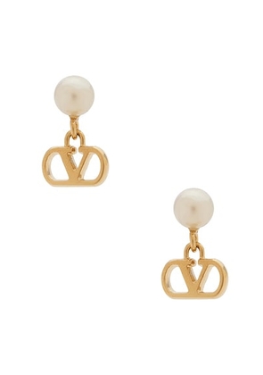 Valentino Garavani Vlogo Signature Pearl Earrings in Oro & Cream - Metallic Gold, Ivory. Size all.