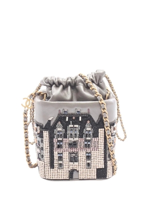 CHANEL Pre-Owned 2021 Metallic Lambskin Crystal Metiers D Art Chateau de Chenonceau bucket bag - Silver