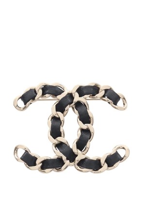 CHANEL Pre-Owned 2016 CC Leather Woven and Gold Plated Chain Brooch costume brooch - Black