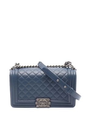CHANEL Pre-Owned 2018 Old Medium Quilted Caviar Boy Flap crossbody bag - Blue