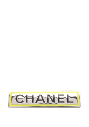 CHANEL Pre-Owned 1986-1988 logo-plate brooch - Silver
