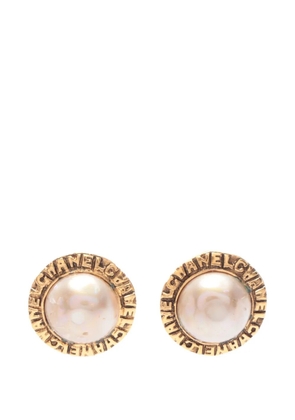 CHANEL Pre-Owned 1986-1988 faux-pearl logo-embossed earrings - Gold
