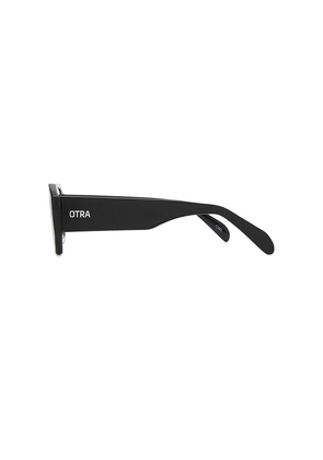 Otra Vera Sunglasses in Black.