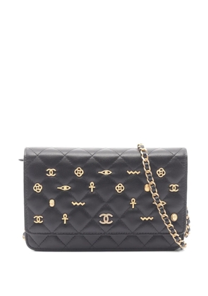CHANEL Pre-Owned 2019 matelassé Egypt Charm chain wallet - Black