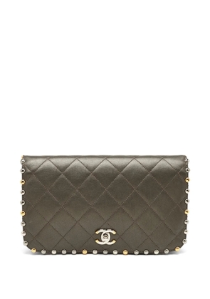 CHANEL Pre-Owned 2018 flap studded clutch bag - Grey