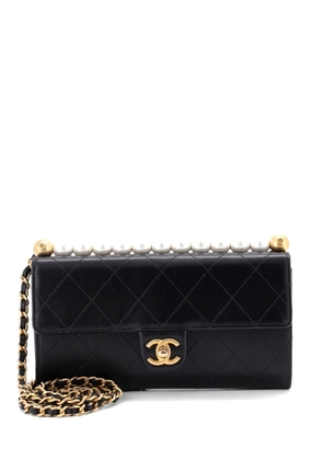CHANEL Pre-Owned Chic Pearls Clutch with Chain Quilted Goatskin crossbody bag - Black
