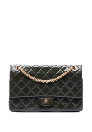 CHANEL Pre-Owned 2013-2014 Quilted Patent Reissue 2.55 Double Flap 226 crossbody bag - Green