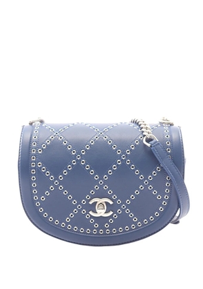 CHANEL Pre-Owned 2018 Mini Calfskin Coco Eyelets Round Flap crossbody bag - Blue