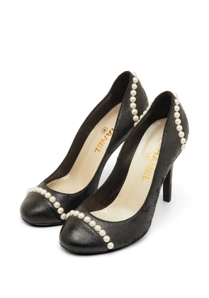 CHANEL Pre-Owned pearl-embellished pumps - Black