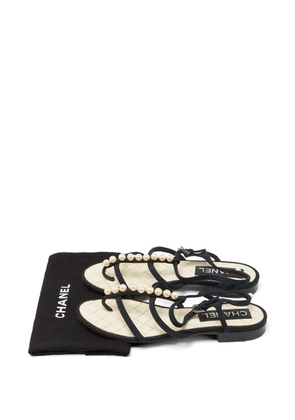 CHANEL Pre-Owned pearl-embellished thong flat sandals - Black