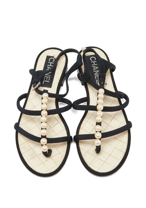 CHANEL Pre-Owned pearl-embellished thong flat sandals - Black