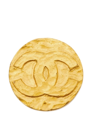 CHANEL Pre-Owned 1995 CC hammered brooch - Gold
