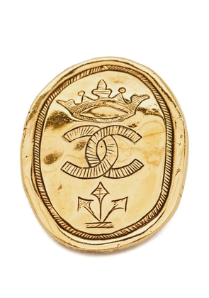 CHANEL Pre-Owned CC crown brooch - Gold
