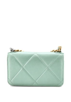 CHANEL Pre-Owned 19 Flap Phone Holder with Chain Quilted Lambskin crossbody bag - Green