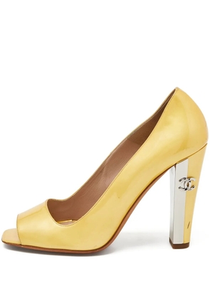 CHANEL Pre-Owned 105mm patent-finish pumps - Yellow