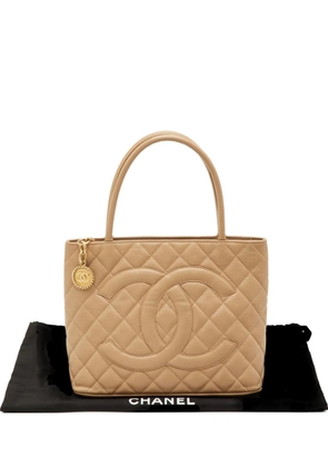 CHANEL Pre-Owned 2006-2008 Medallion quilted tote bag - Neutrals