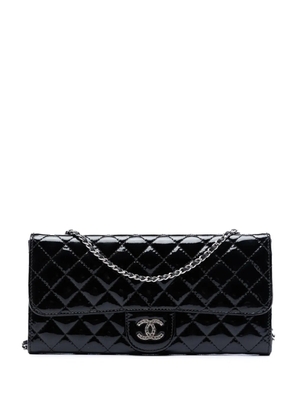 CHANEL Pre-Owned 2010-2011 CC Quilted Patent Brilliant East West Wallet On Chain shoulder bag - Black