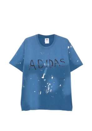 adidas x Adidas paint-splatter logo-print T-shirt - Blue