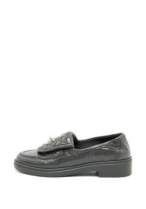 CHANEL Pre-Owned CC turn-lock quilted loafers - Grey