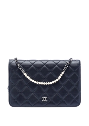 CHANEL Pre-Owned 2018-2019 CC Quilted Lambskin Pearl Strap Wallet on Chain crossbody bag - Blue