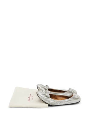 Ferragamo Pre-Owned bow-detail metallic ballet flats - Silver