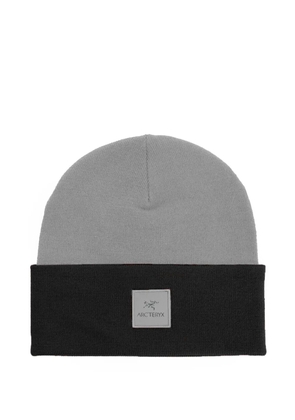 Arc'teryx logo-patch knitted beanie hat - Grey