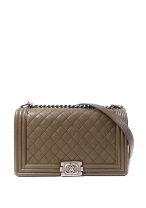 CHANEL Pre-Owned Boy 28 quilted crossbody bag - Green