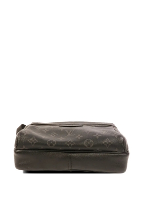 Louis Vuitton Pre-Owned Monogram Eclipse Taiga messenger bag - Black