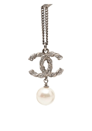 CHANEL Pre-Owned 2014 Brass Faux Pearl and Strass Twisted CC Pendant Necklace costume necklace - Silver