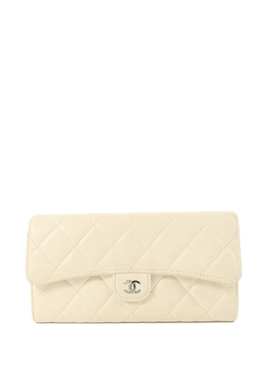 CHANEL Pre-Owned CC turn-lock quilted wallet - Neutrals