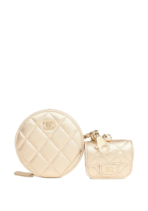 CHANEL Pre-Owned round clip-on lambskin coin purse and airpods case set - Gold