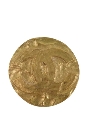 CHANEL Pre-Owned CC medallion brooch - Gold