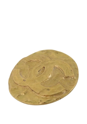 CHANEL Pre-Owned CC medallion brooch - Gold