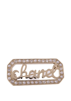CHANEL Pre-Owned crystal-embellished logo brooch - Gold