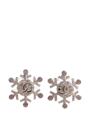 CHANEL Pre-Owned CC snowflake earrings - Silver