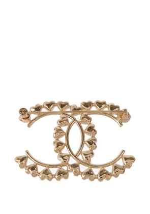 CHANEL Pre-Owned CC heart-detail brooch - Gold