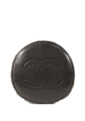 CHANEL Pre-Owned quilted pearl-embellished bucket bag - Black